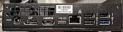 Von links an, externer Stromanschluss DP, HDMI, USB-C, LAN, 4x USB